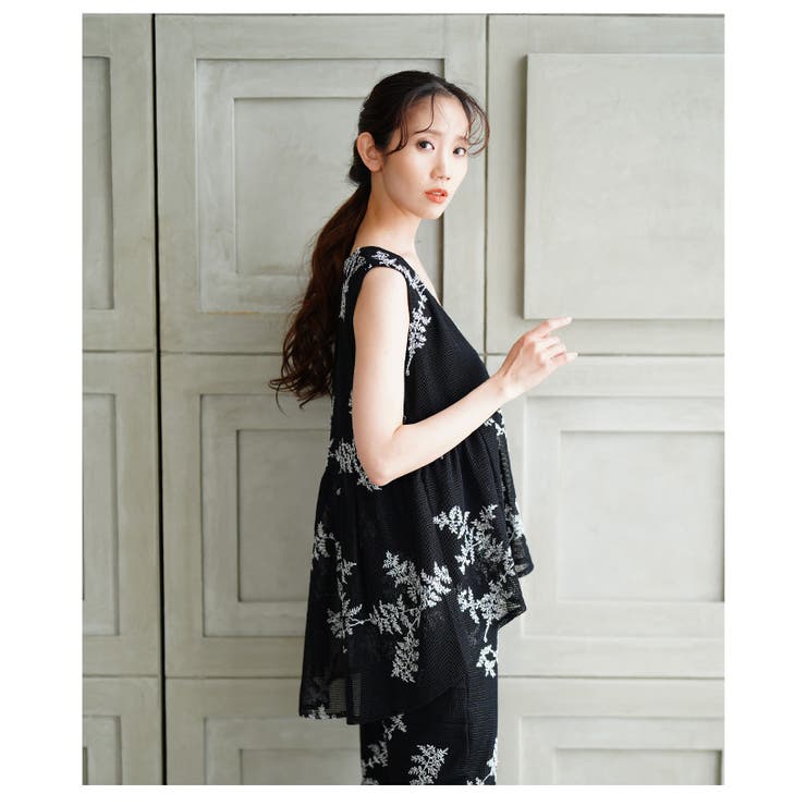 繊細なリーフ刺繍のメッシュVネックフレアトップス【6月23日20時販売新作】
