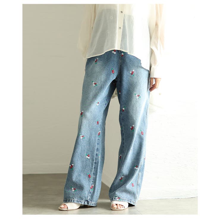 甘さを忍ばせた大人の遊び心感じる小花柄刺繍ルーズデニムパンツ