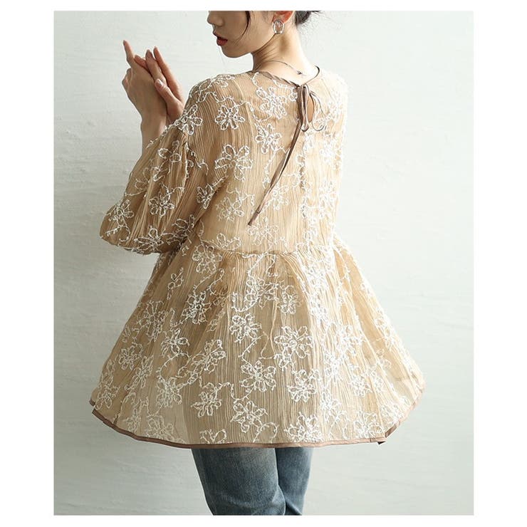 可憐な抜け感纏うフリンジ風花柄刺繍パフスリーブペプラムシアー
