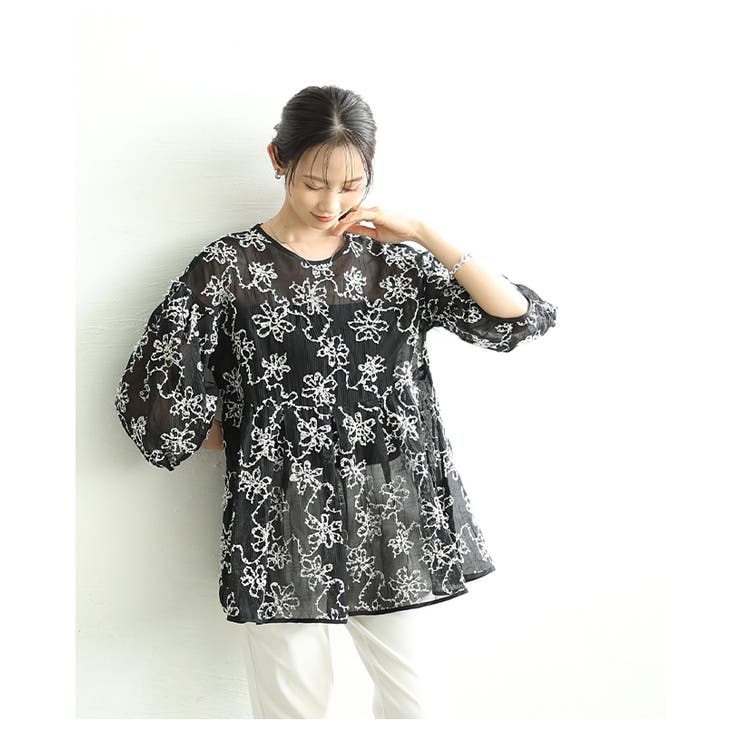 可憐な抜け感纏うフリンジ風花柄刺繍パフスリーブペプラムシアー