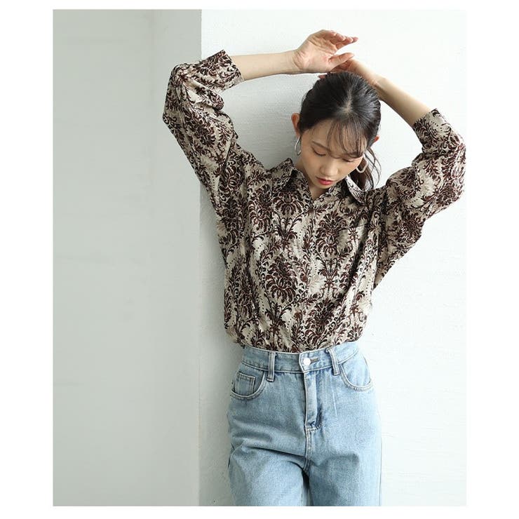 リゾート気分を纏うエスニック柄ロングスリーブルーズシャツ