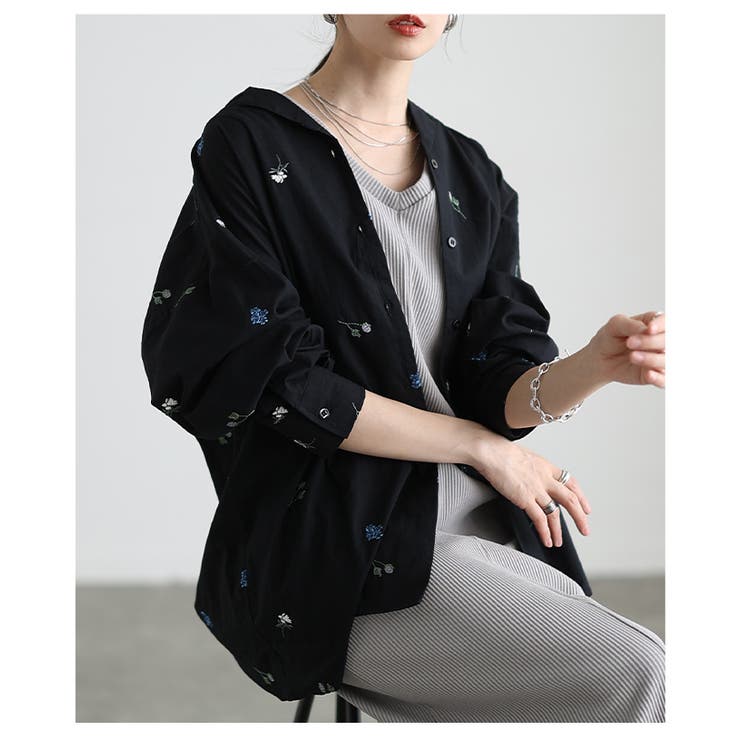 ブラック | 開放感を描く花柄刺繍オープンカラーコットンシャツ レディース ファッション | Sawa a la mode