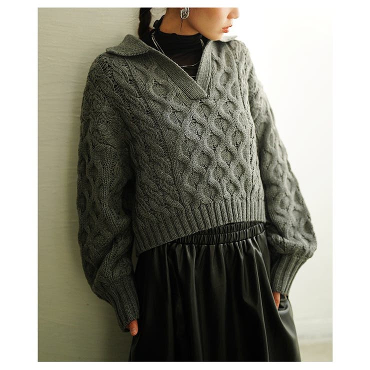 チャコール | 季節の着こなしを纏うケーブル編みスキッパーニットセーター レディース ファッション | Sawa a la mode