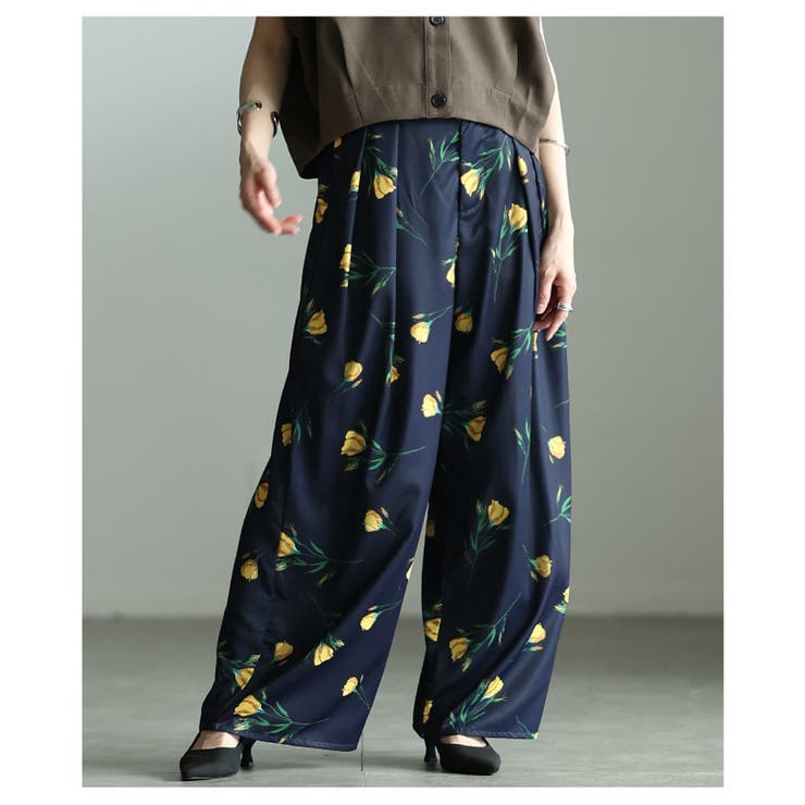 ネイビー | 控えめな甘さ引き立つ花柄ハイウエストタックワイドパンツ レディース ファッション | Sawa a la mode