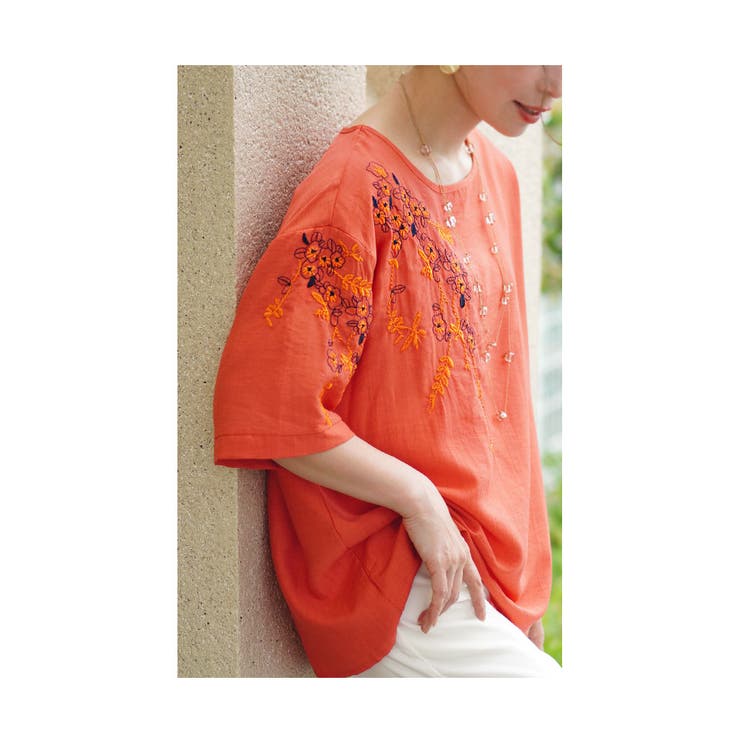 優しく浮き咲く花刺繍のゆったりトップス レディース