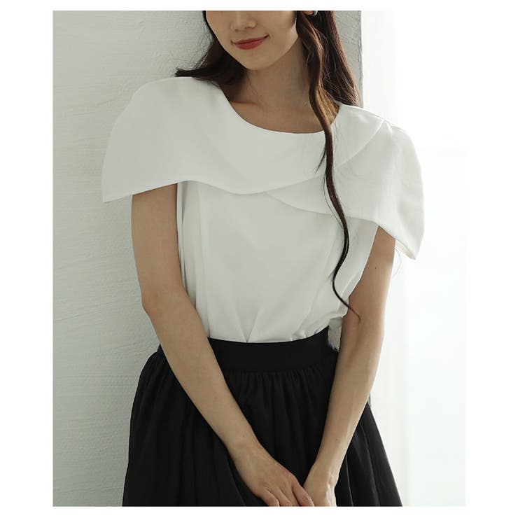 ホワイト | ドラマティックな襟元で視線を奪うケープデザインブラウス レディース ファッション | Sawa a la mode