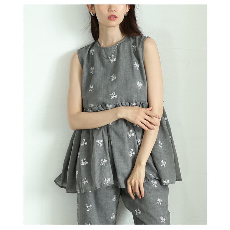 グレー | 華やかさと品を兼ね備えたミニフラワー刺繍のペプラムトップス レディース ファッシ… | Sawa a la mode