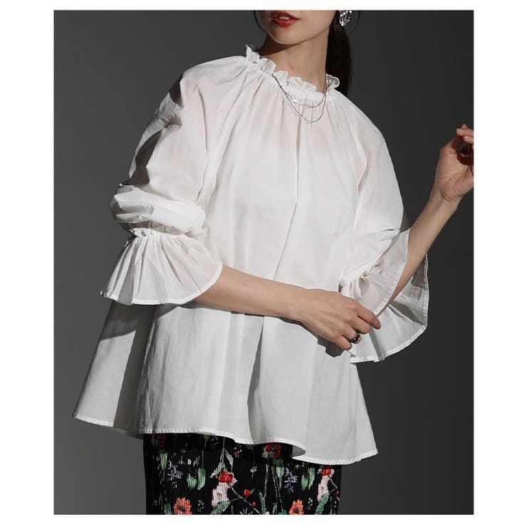 ホワイト | ドラマティック漂うベルスリーブフリルネックブラウス レディース ファッション | Sawa a la mode