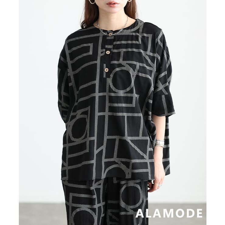 ブラック | 存在感で差がつく幾何学プリントシャツトップス レディース トップス | Sawa a la mode