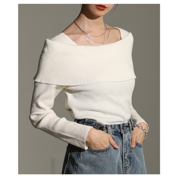 オフホワイト | 大人が選ぶリボンブローチ付きオフショル風ニットトップス レディース ファッション | Sawa a la mode