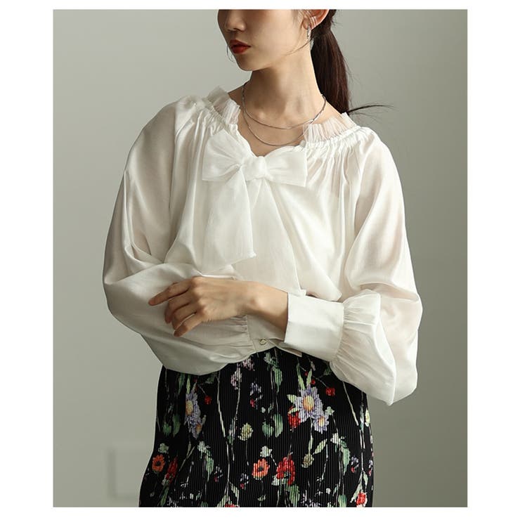 ホワイト | 洗練された華やかさを纏うリボンタイギャザーブラウス レディース ファッション | Sawa a la mode