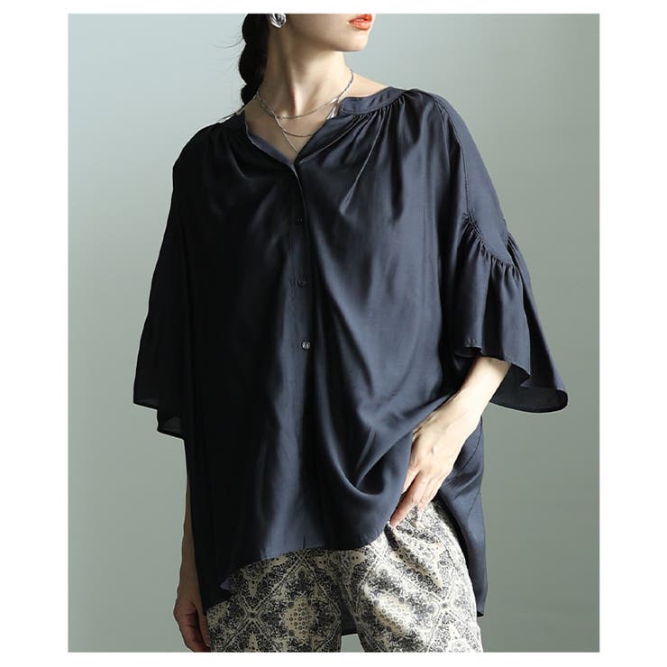 チャコール | ふわりと揺れるギャザーフレアスリーブスキッパーブラウス レディース ファッション | Sawa a la mode