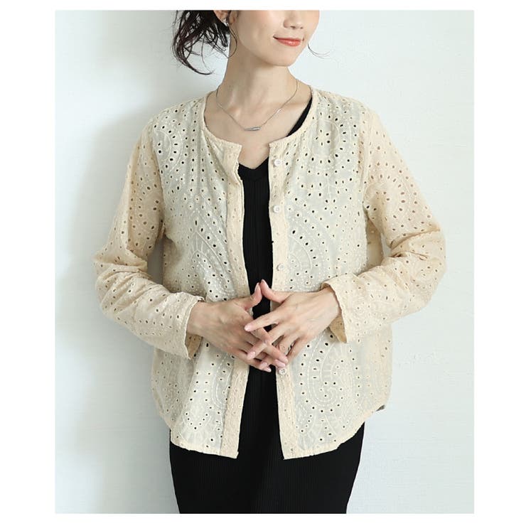 ベージュ | 刺繍で描いたエアリーな風合いを纏うコットンブラウス レディース ファッション | Sawa a la mode
