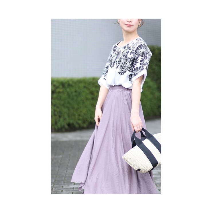 ホワイト | 目を惹くモノトーンのゆったりお洒落な花柄トップス レディース ファッション | Sawa a la mode