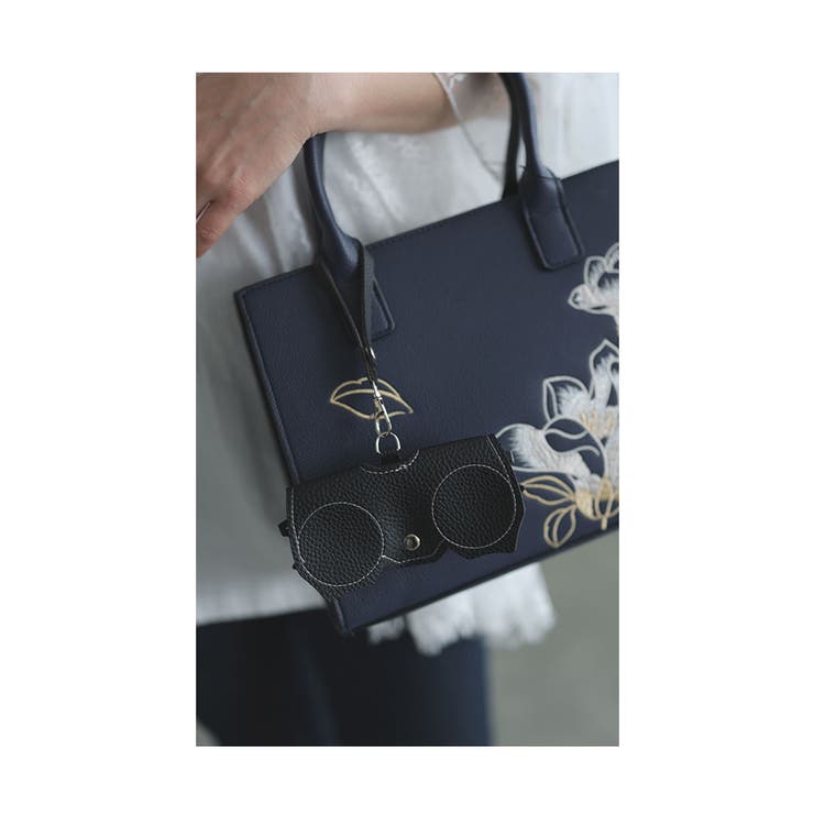 ブラック | 持ち運び便利なストラップ付きメガネケース レディース ファッション | Sawa a la mode