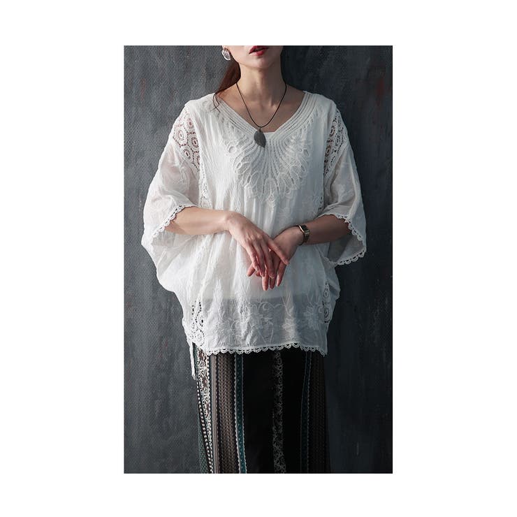 ホワイト | 浮かび上がる花刺繍Ｖネックドルマンブラウス ブラウス シャツ | Sawa a la mode
