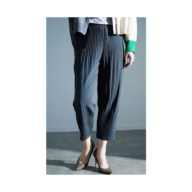 チャコール | 一点で上品映えするプリーツテーパードパンツ レディース ファッション | Sawa a la mode