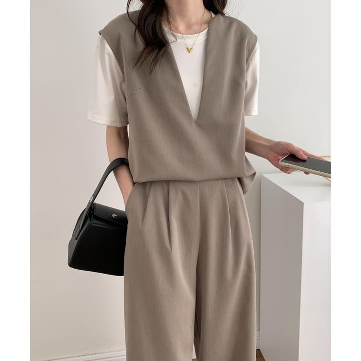 カーキ | スキッパネックノースリーブブラウス＆ウエストタックセミワイドパンツセットアップ | ABITOKYO 