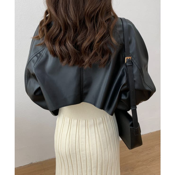 美品✨アドーア ノーカラージャケット ショート丈 フレアスリーブ 36 フェイクレザーショート丈ノーカラージャケット[品番