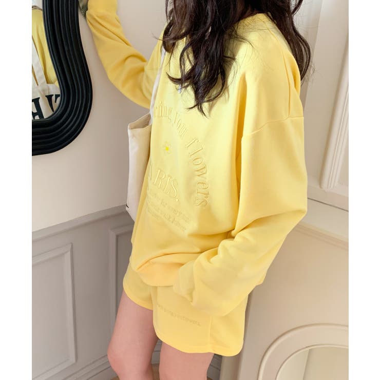 オーバーサイズ刺繍スウェットトレーナー+ショートパンツ