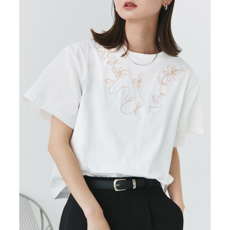 オフホワイト | フラワーモチーフコード刺繍Tシャツ | ad thie