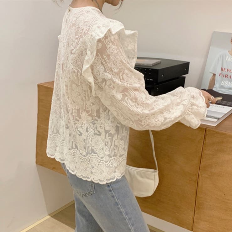 よく見る「芸能人が愛用 肩フリル刺繍レースブラウス キャンディースリーブ[品番 トップス