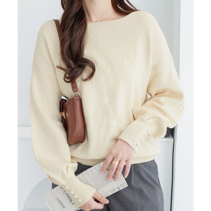 オフホワイト | ボートネック×袖パールの上品トップス パール調ボタン付ミラノリブニット | alotta