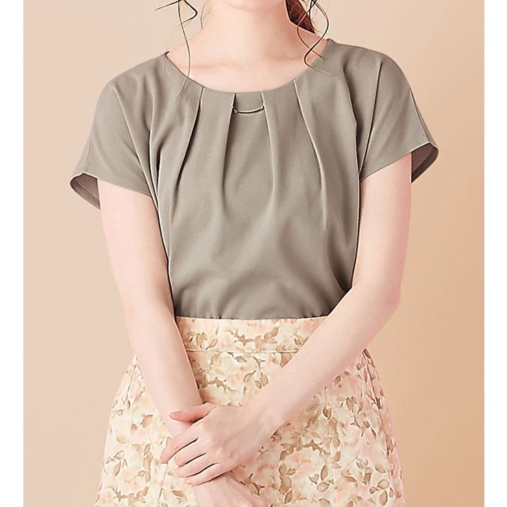 グレージュ | メタルパーツ付タックブラウス | alotta