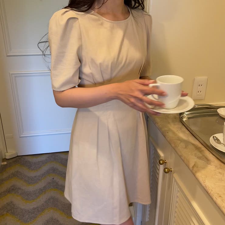 ベージュ | ショルダータックフレアミニワンピース | LAUIR