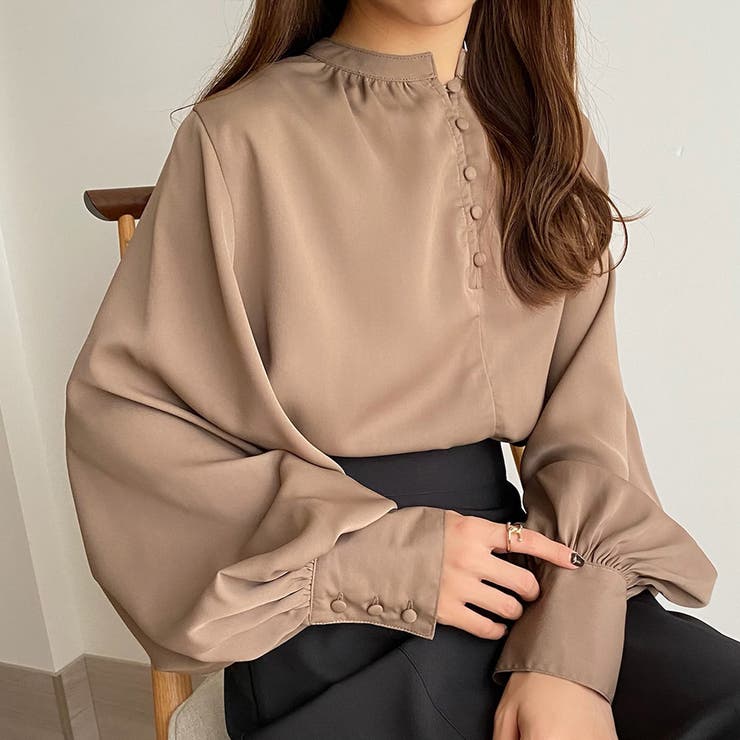 【最終価格】美品 現行タグADOREスタンドカラーブラウス ベージュ38 callautia くるみ釦スタンドカラーブラウス[品番：AMTW0004846