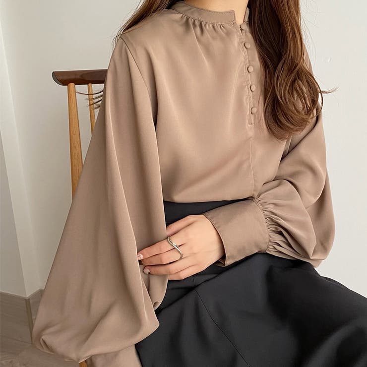 【最終価格】美品 現行タグADOREスタンドカラーブラウス ベージュ38 callautia くるみ釦スタンドカラーブラウス[品番：AMTW0004846