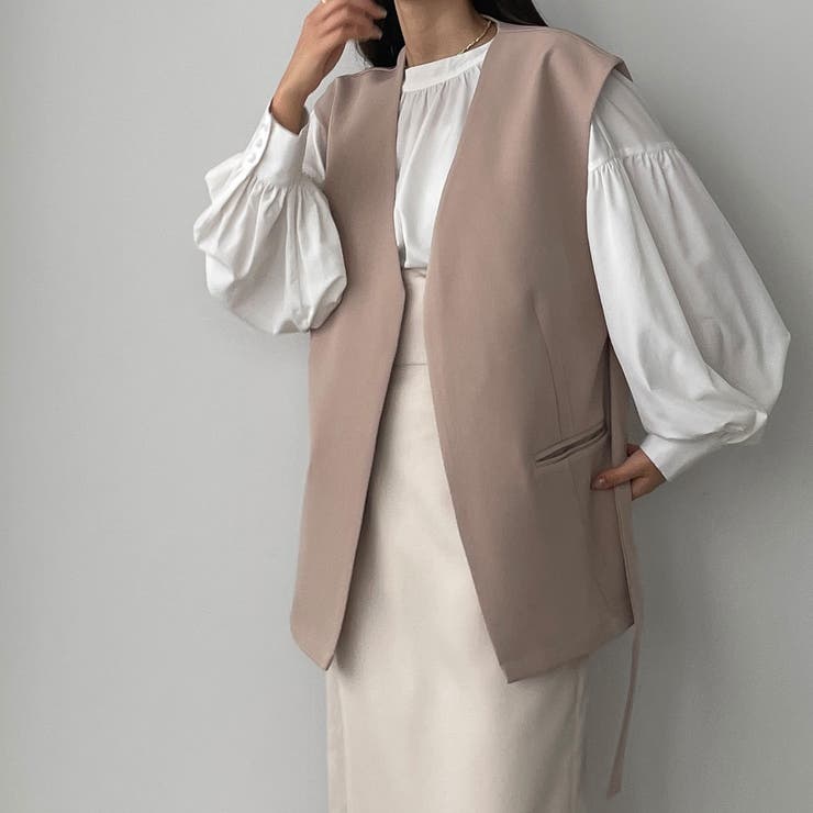 Louere ノーカラーVネックベルト付きベスト[品番：AMTW0004898