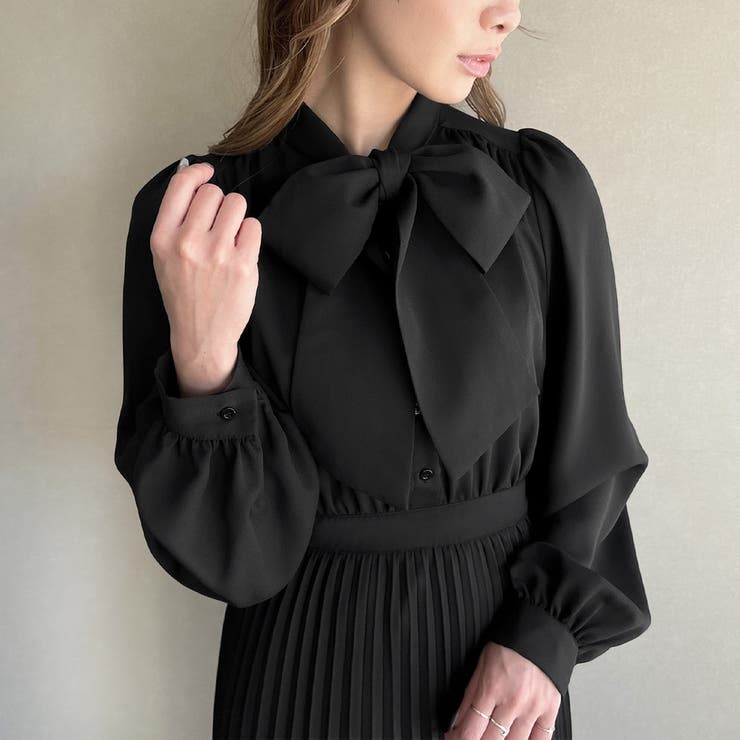 リボンボウタイプリーツワンピース[品番：AMTW0004232]｜JUNOAH