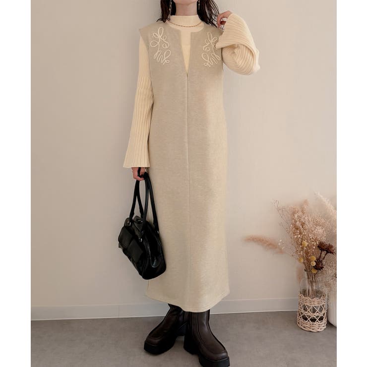 ライトベージュ | コード刺繍キーネックワンピース | JUNOAH