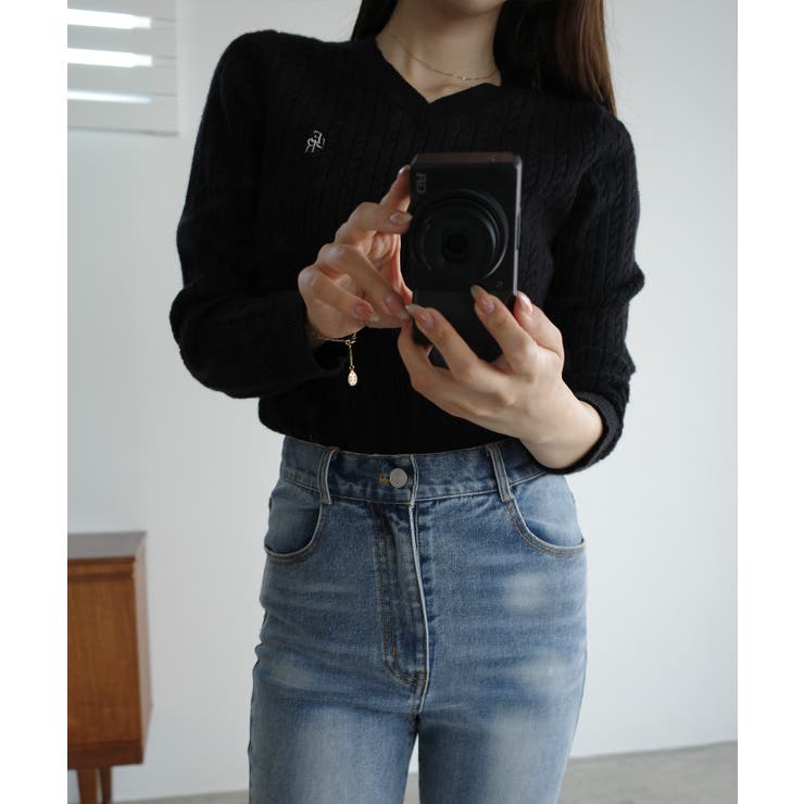 Louere Vネックロゴ刺繍ケーブルニットトップス | Louere | 詳細画像10 