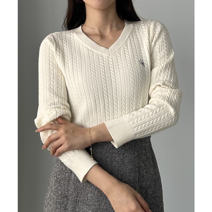 アイボリー | Louere Vネックロゴ刺繍ケーブルニットトップス | Louere