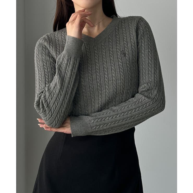 チャコール | Louere Vネックロゴ刺繍ケーブルニットトップス | Louere