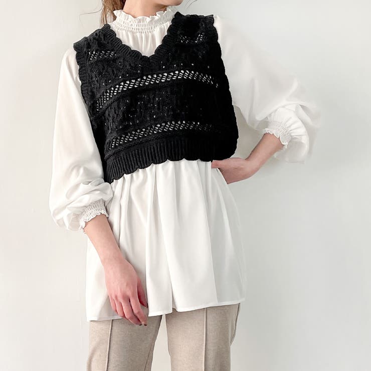 ニットベスト付きフリルネックブラウス[品番：AMTW0003191