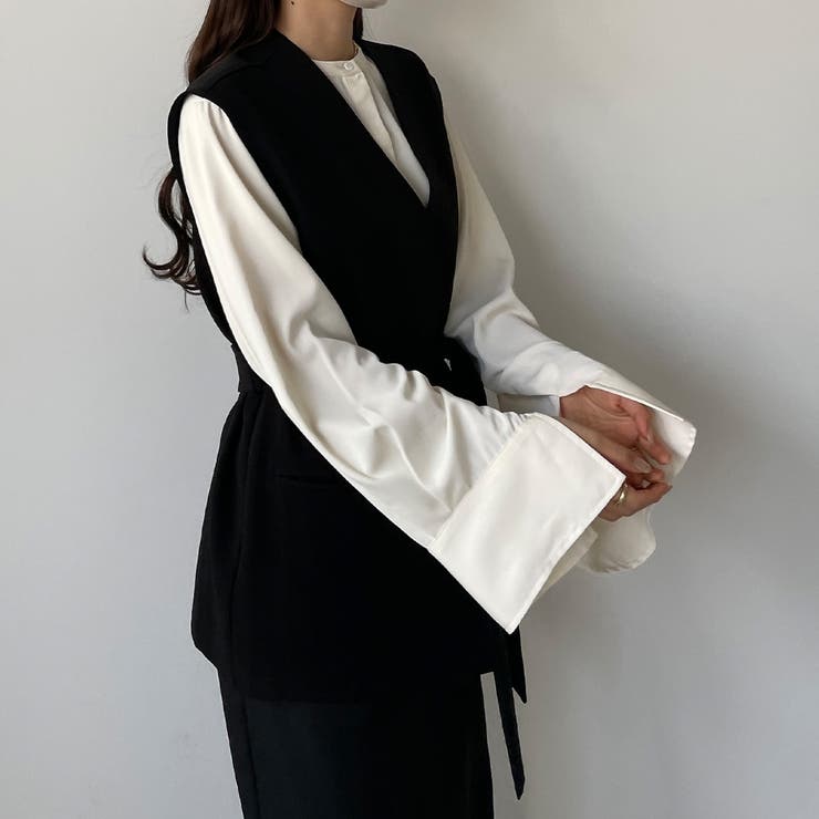 Louere ノーカラーVネックベルト付きベスト[品番：AMTW0004898