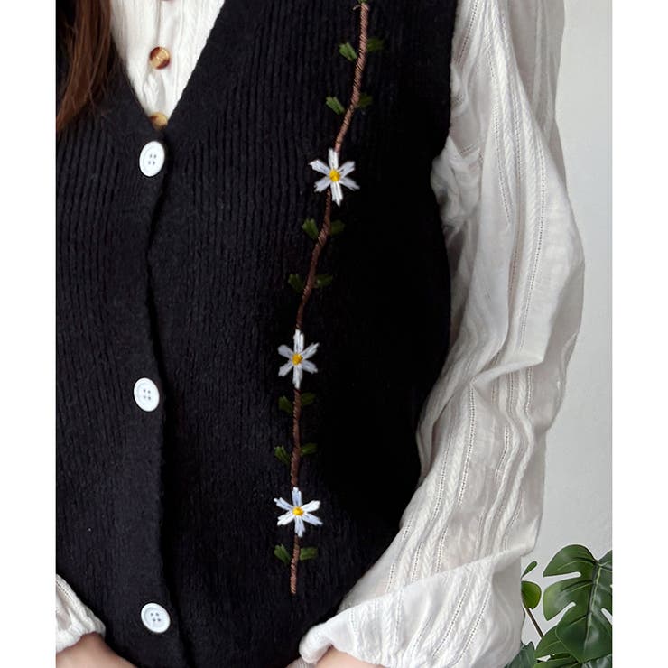花柄刺繍ニットベスト レディース Vネック | Amulet | 詳細画像18 