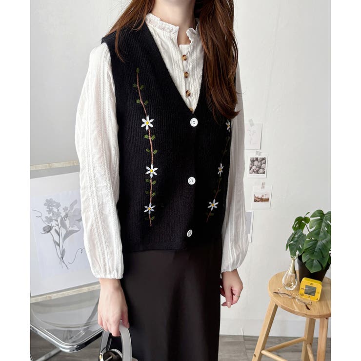 花柄刺繍ニットベスト レディース Vネック | Amulet | 詳細画像3 