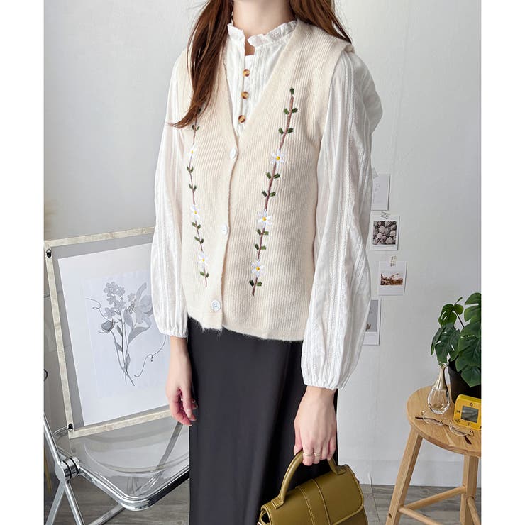 花柄刺繍ニットベスト レディース Vネック | Amulet | 詳細画像4 