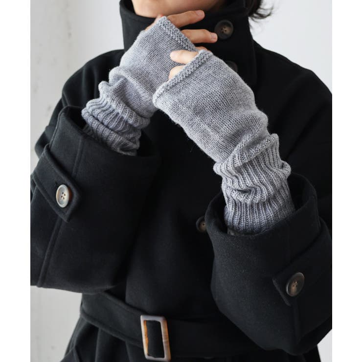 グレー