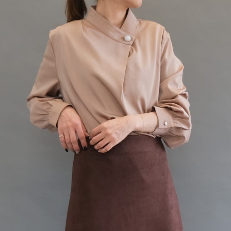 ピンクベージュ | シンプルながら表情豊かに着映える！パールボタンブラウス | aquagarage