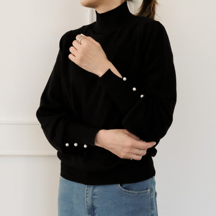 ブラック | 袖口にあしらわれたパールの飾りボタンがオシャレ♪プチハイネックニットトップス | aquagarage