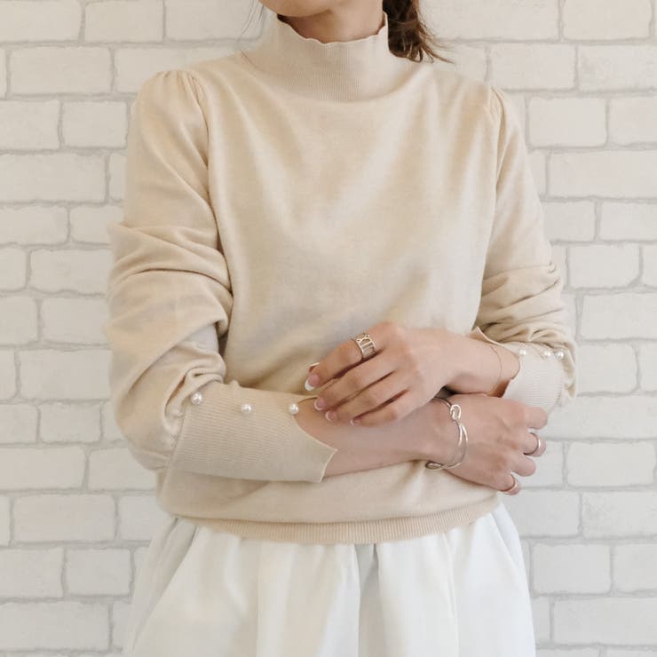 サンド | 袖口にあしらわれたパールの飾りボタンがオシャレ♪プチハイネックニットトップス | aquagarage