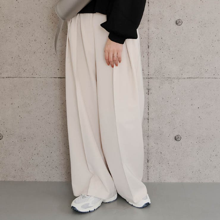 アイボリー | きちんと感がありながらもリラクシーな雰囲気を兼ね備えているタックワイドパンツ | aquagarage