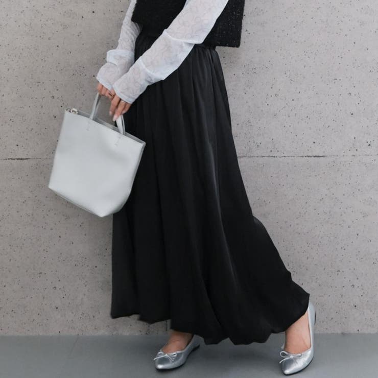 裾がバルーンデザインになったシルエットが魅力のロングスカート