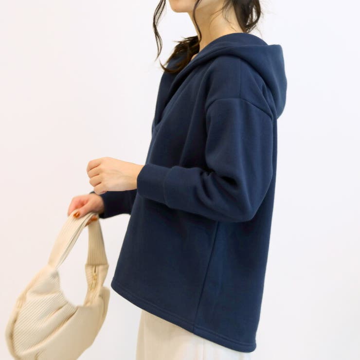 着るだけで抜け感がでる！きれいめコーデに合う深Vネック裏起毛