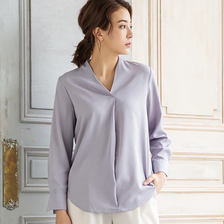 女性らしくフェミニンな雰囲気に仕上げたVネックブラウス オフィスカジュアル | aquagarage | 詳細画像2 